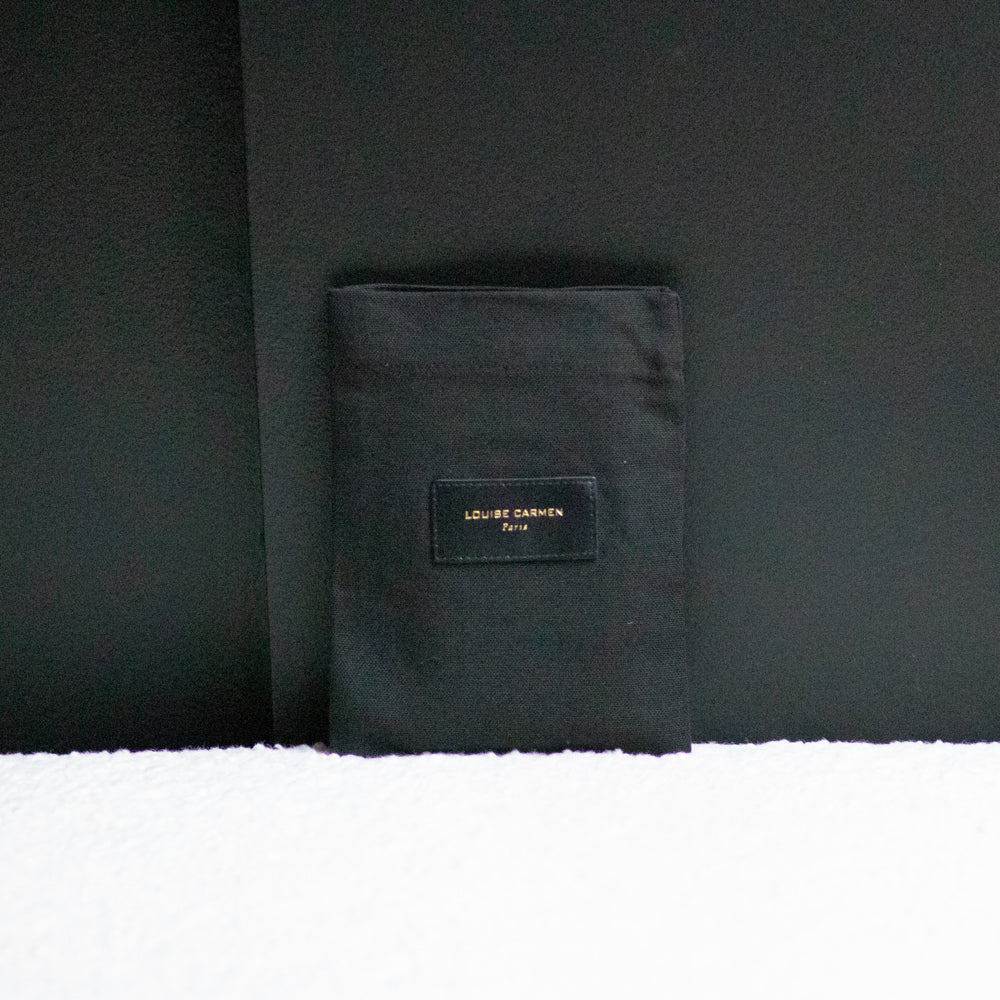 <transcy>Travel pouch included with the notebook</transcy>
